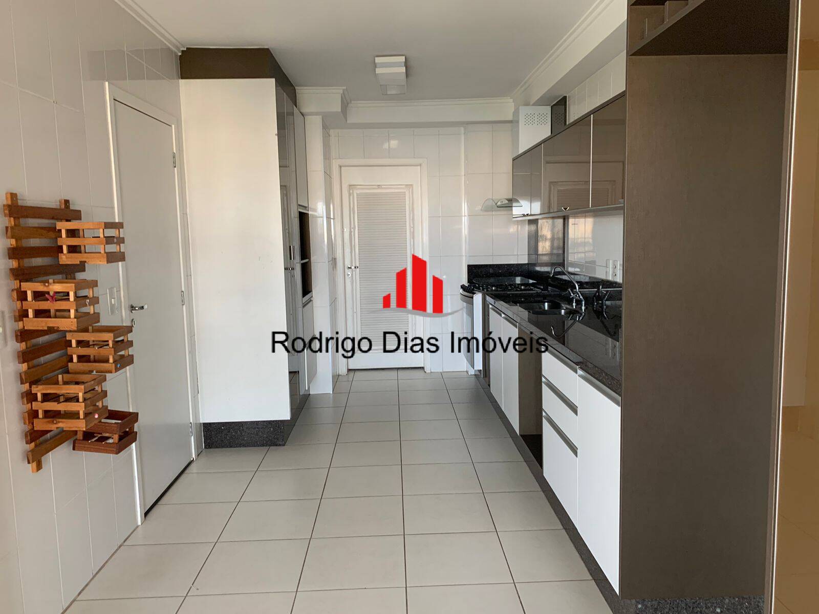 Apartamento à venda com 4 quartos, 216m² - Foto 2