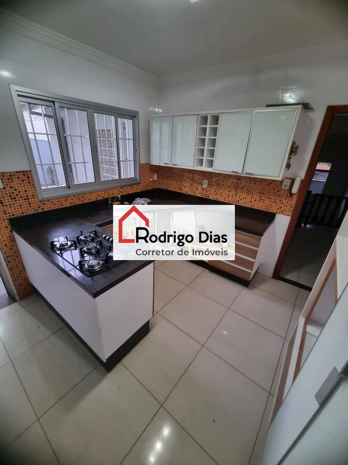 Casa à venda com 3 quartos, 350m² - Foto 1