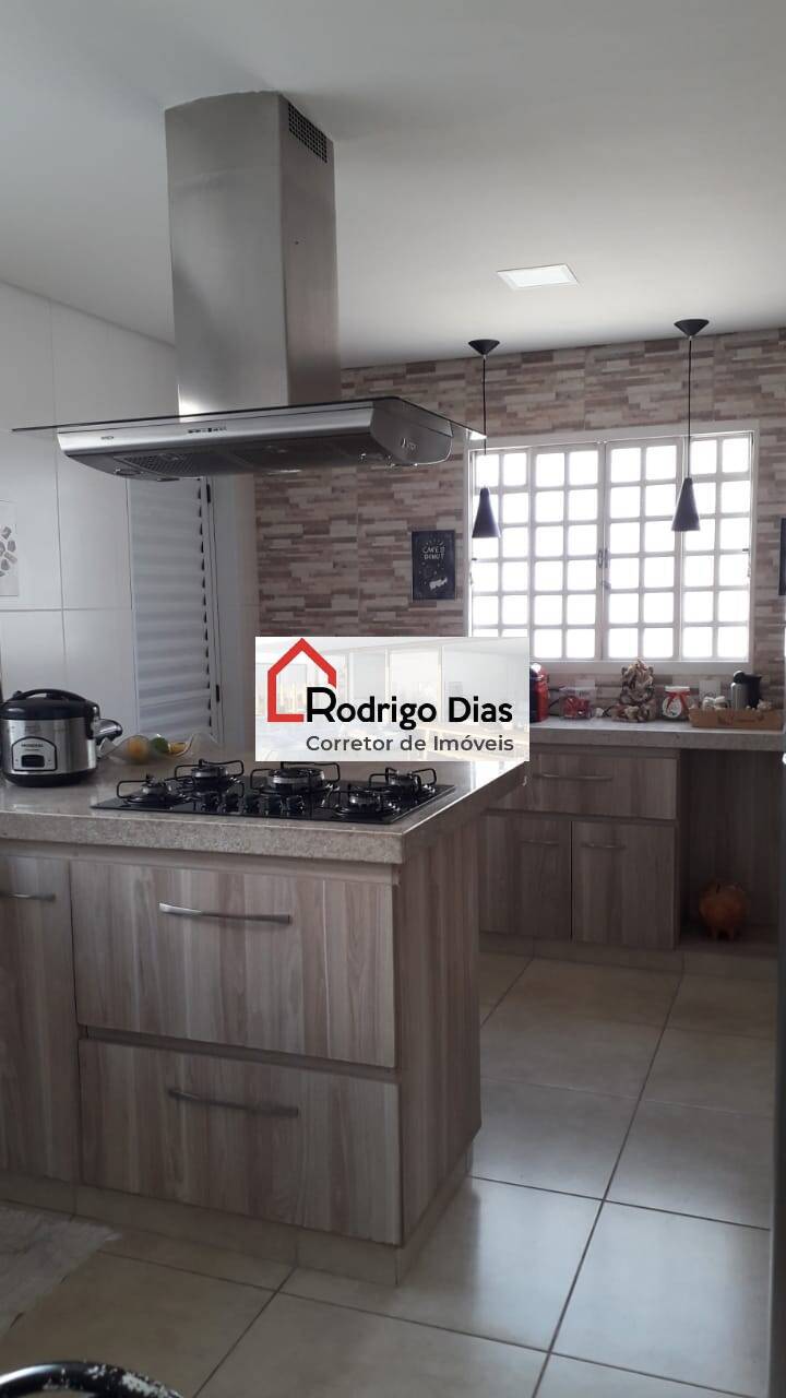 Casa de Condomínio à venda com 4 quartos, 300m² - Foto 2