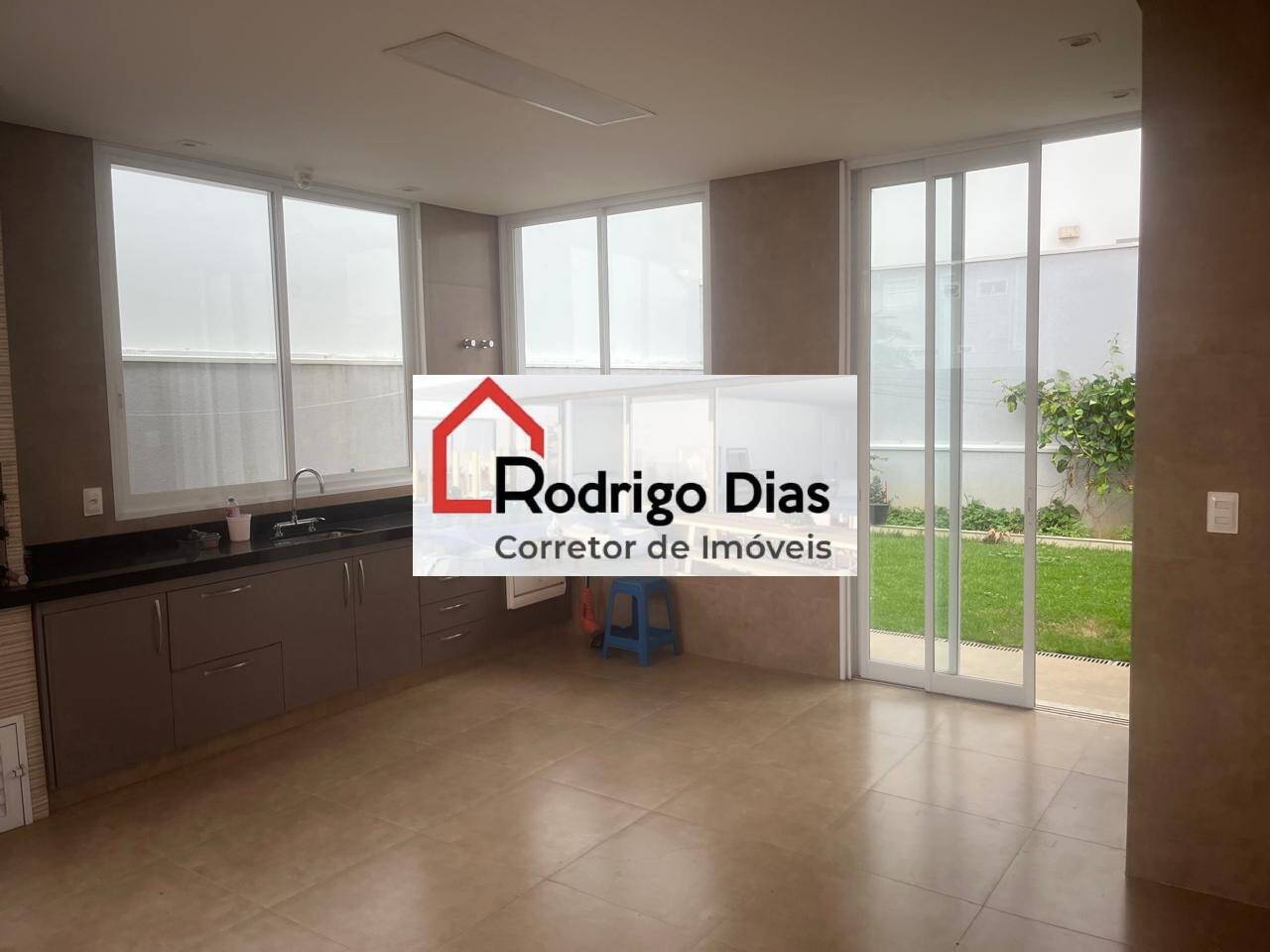 Casa de Condomínio para alugar com 3 quartos, 350m² - Foto 1